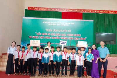 THẦY VÀ TRÒ TRƯỜNG TIỂU HỌC KIM ĐỒNG THAM DỰ TRIỂN LÃM “SẮC MÀU DI SẢN VĂN HÓA, THIÊN NHIÊN VÀ NGHỀ THỦ CÔNG TRUYỀN THỐNG TỈNH LÂM ĐỒNG